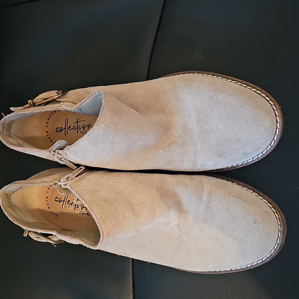 Clarks Tan Suede Bootie EUC